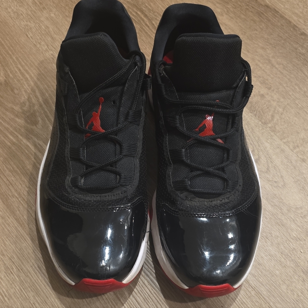 Jordan Men's Black and Red Athletic Sneakers